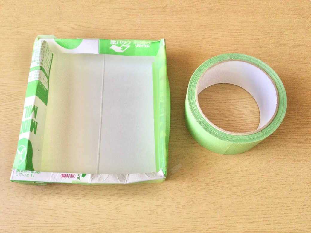 箱状にした牛乳パックをテープで固定する