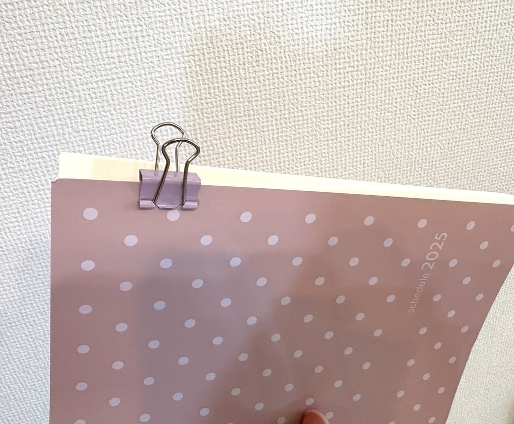 手帳の側面にダブルクリップを挟んだ様子