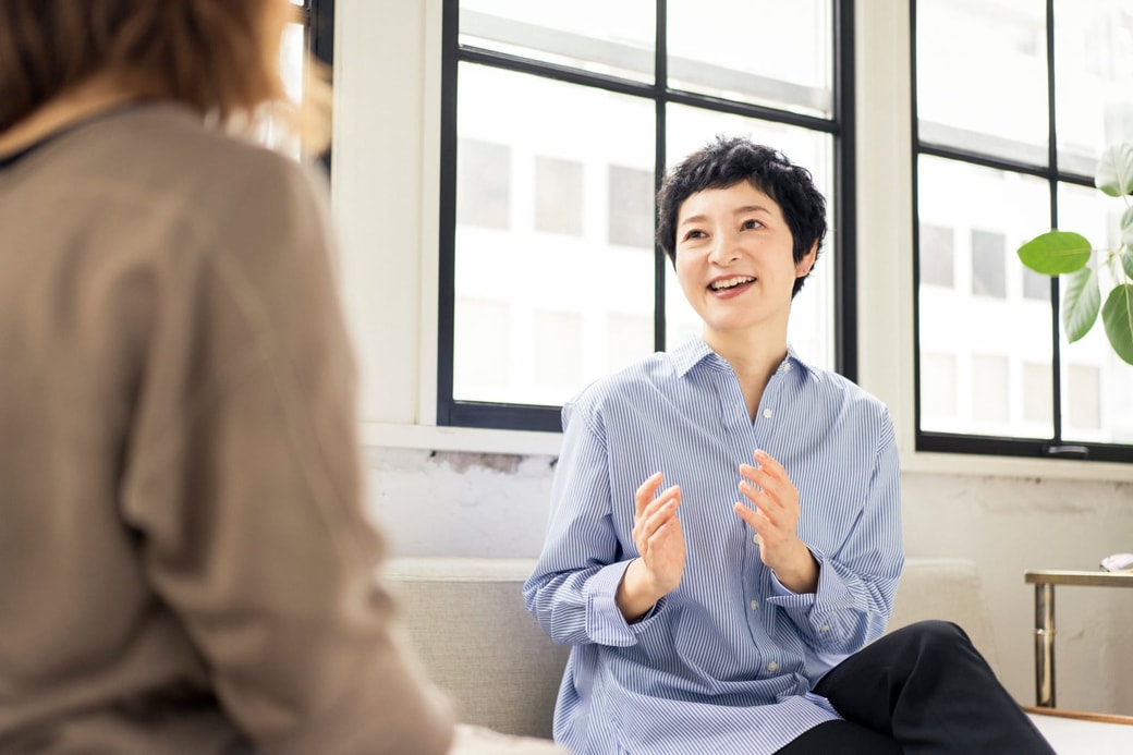 友人と話す女性