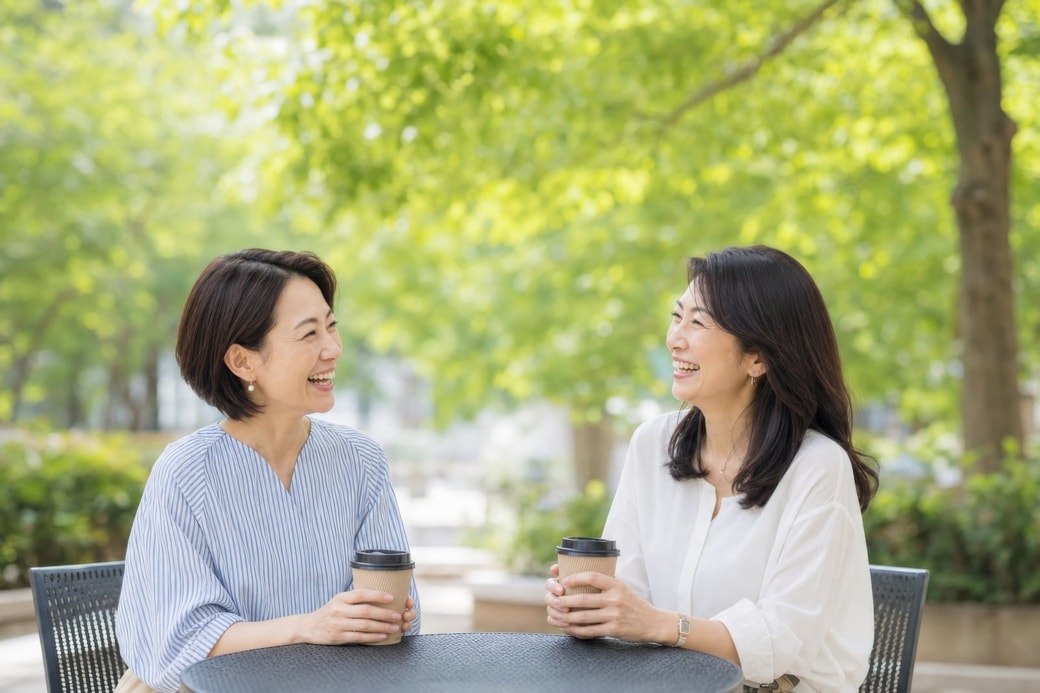 友人と話す女性