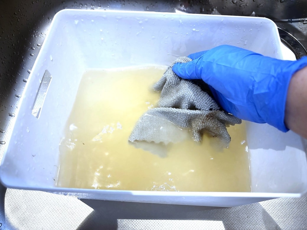 マイクロファイバークロスが汚れたら、洗って再びオキシ液につけて掃除する