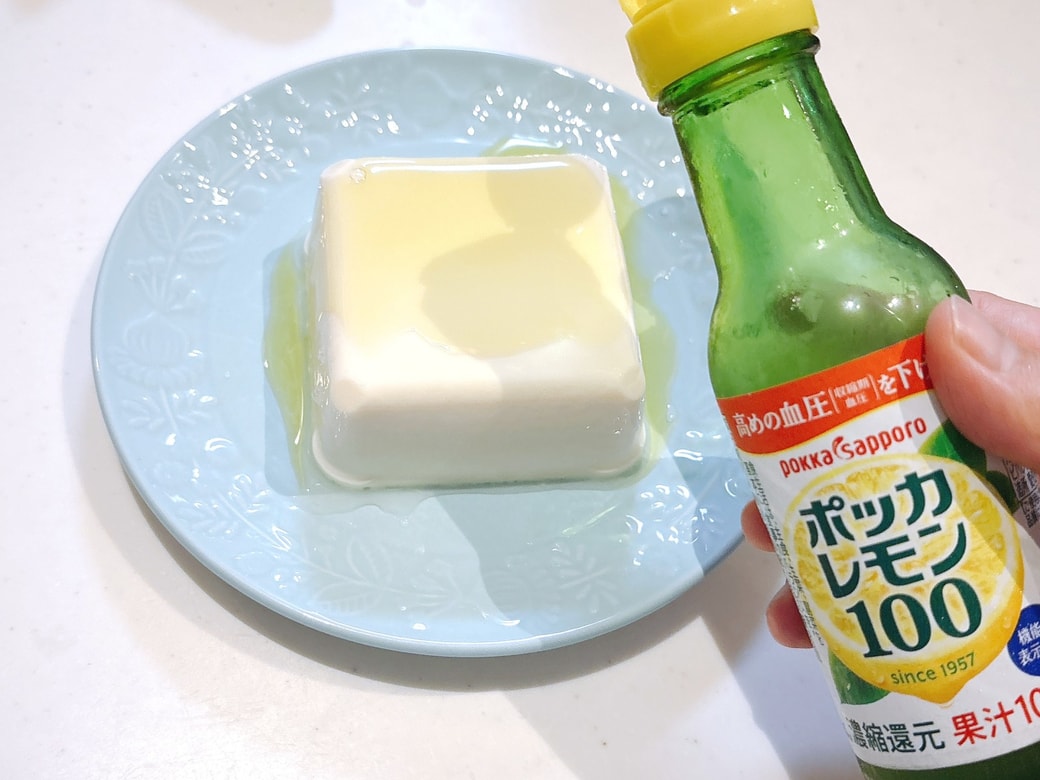 手順2．豆腐に、レモン汁・オリーブオイル・ブラックペッパー・塩をかける
