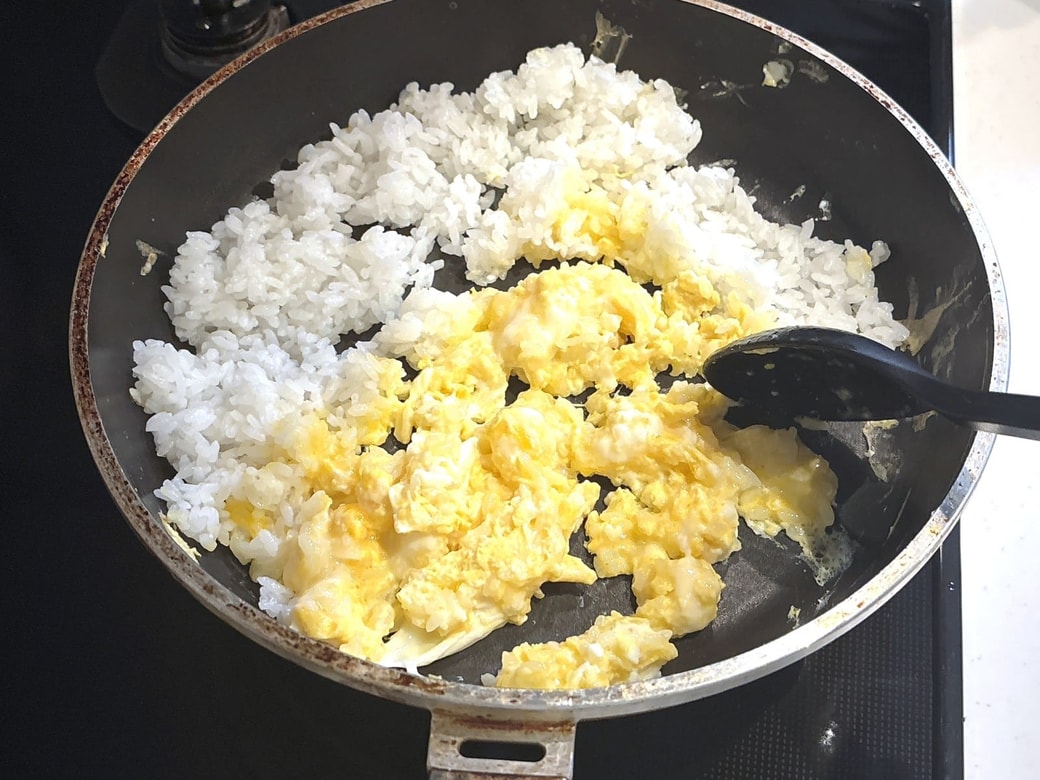 手順2．卵を割り入れる