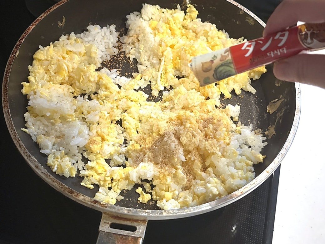 手順2．卵を割り入れてごはんと炒め合わせたら、ダシダを加える