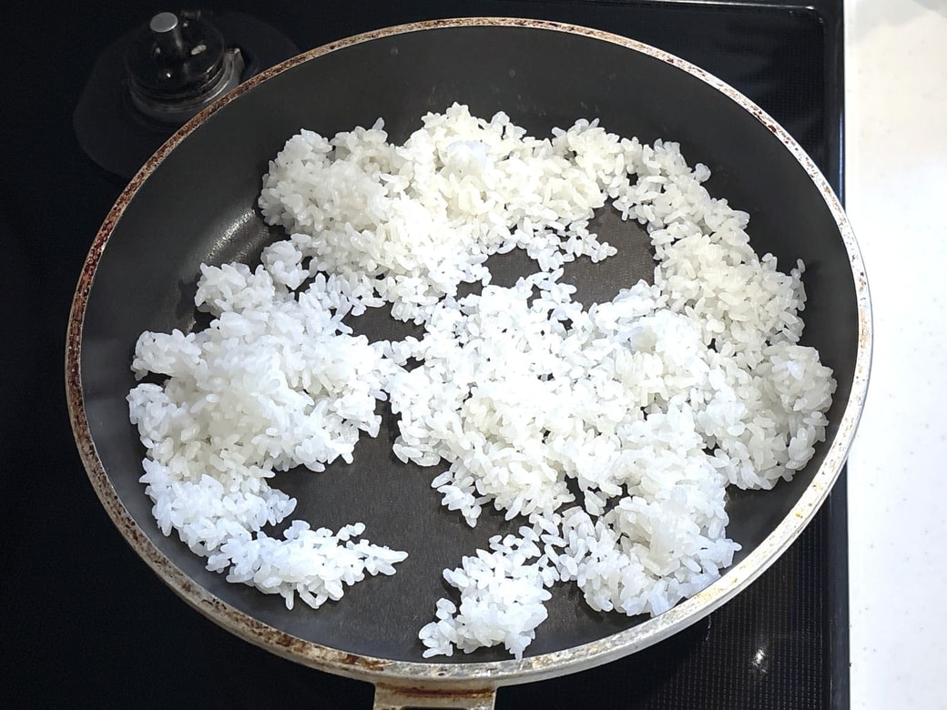 手順1．フライパンに油をひき、ごはんを炒める