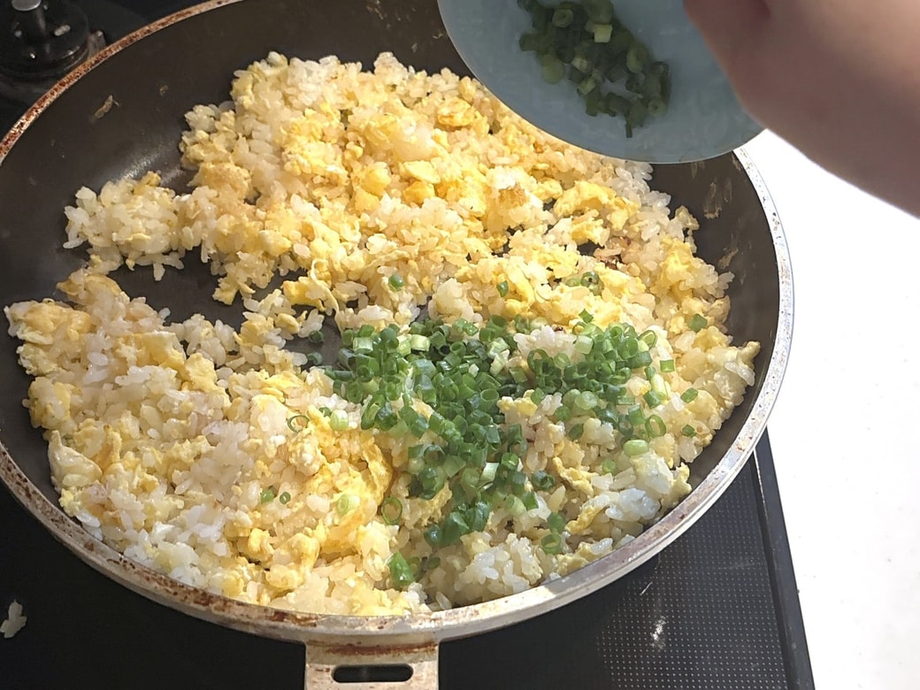 手順3．めんつゆを入れてサッと炒めたら、刻みねぎを加える