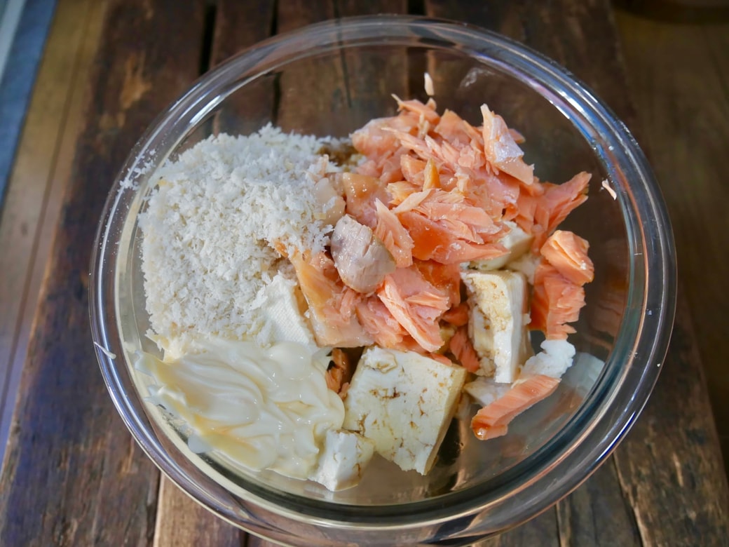 材料を混ぜ合わせる