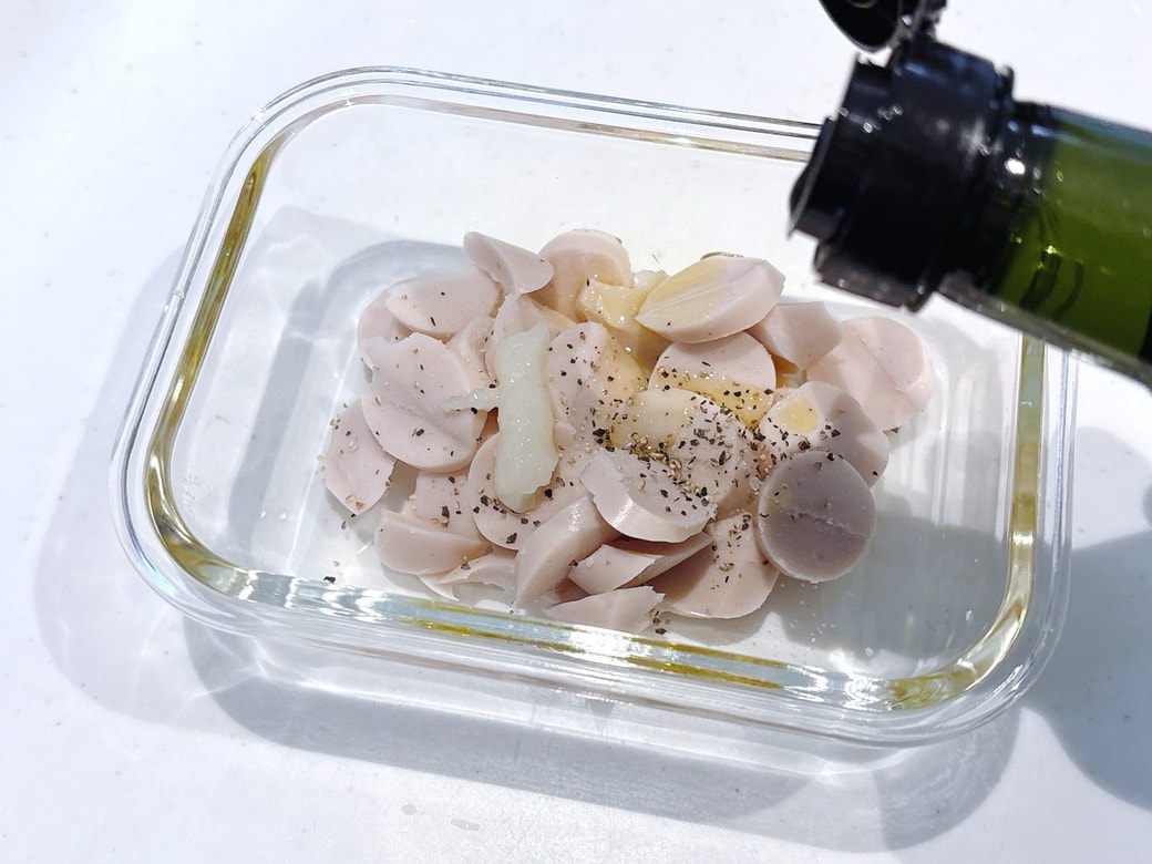 手順2.調味料をすべて入れて、魚肉ソーセージと混ぜる