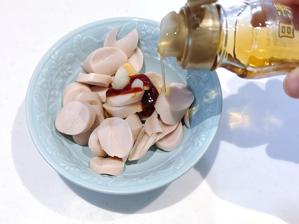 手順2．コチュジャン・ごま油・おろしにんにくで味付けする