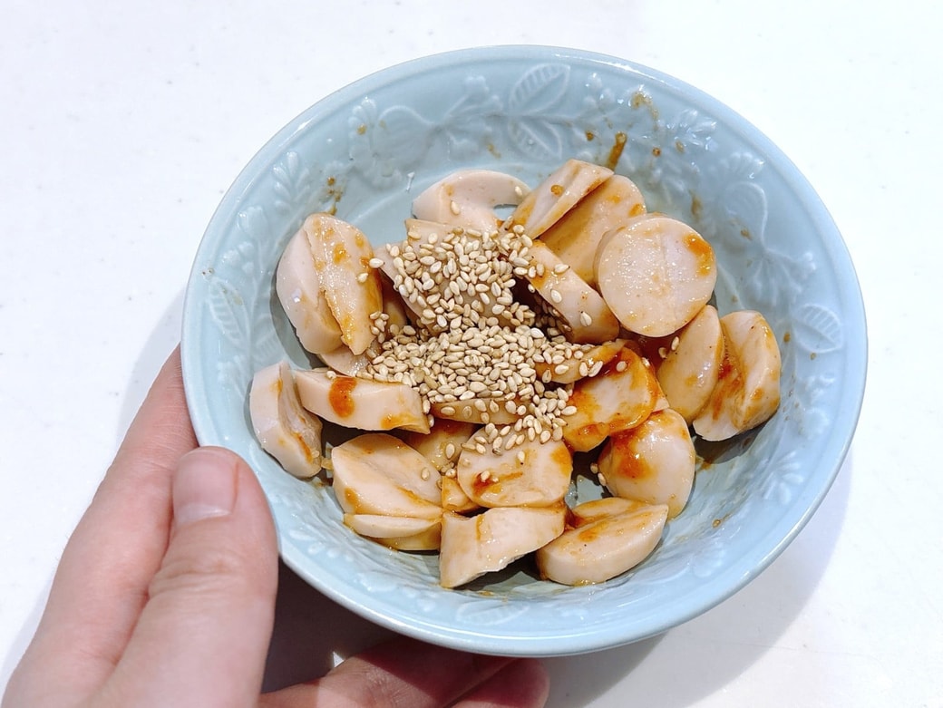 できあがった「魚肉ソーセージのコチュジャン和え」