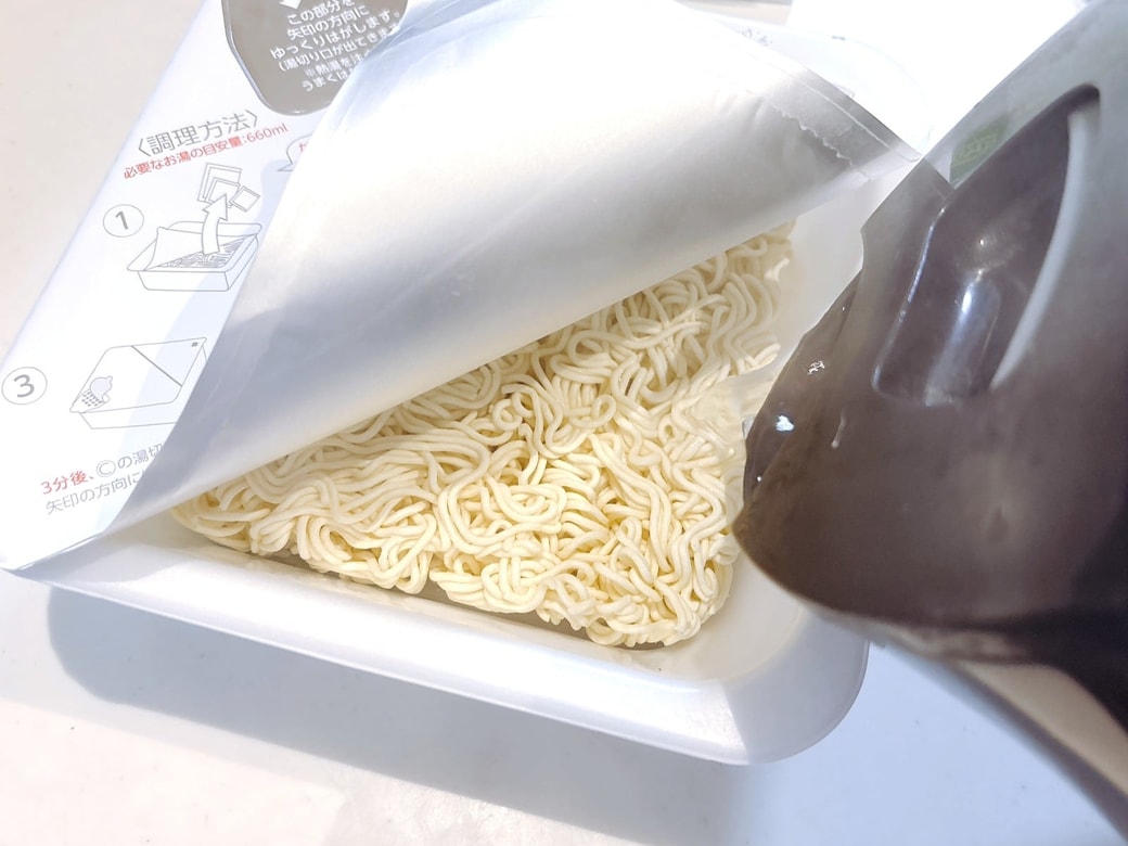 手順1.カップ焼きそばを作る