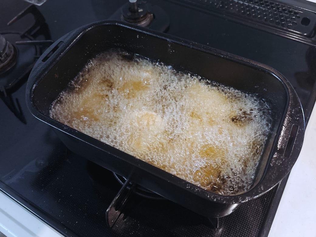 手順3．米粉と片栗粉を混ぜた粉につけて、油（分量外）で揚げる