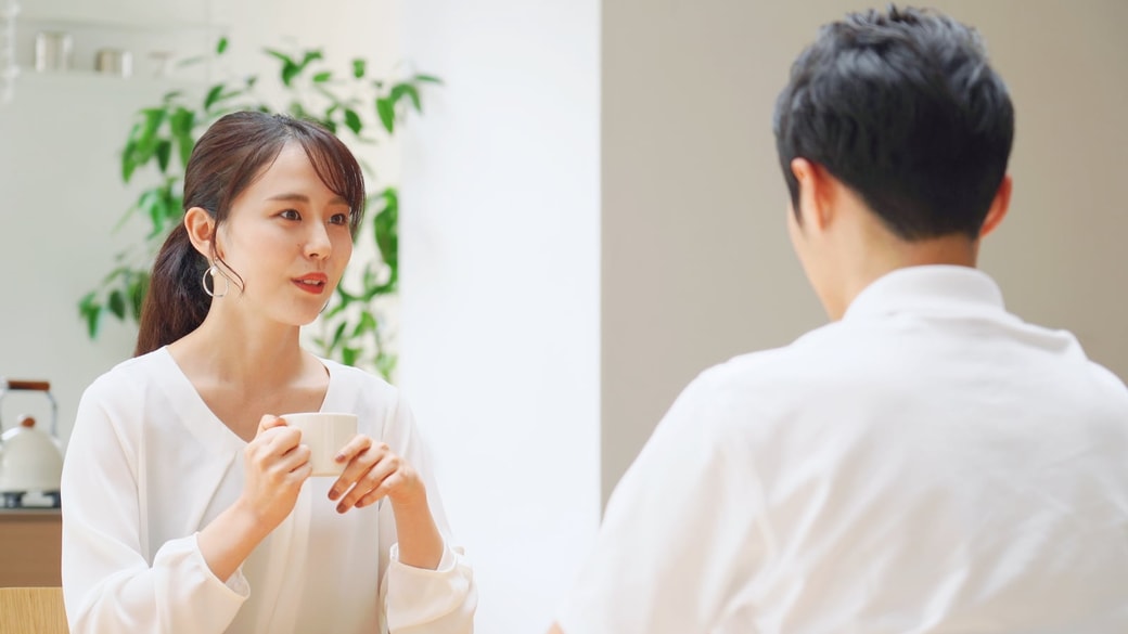 話し合う夫婦