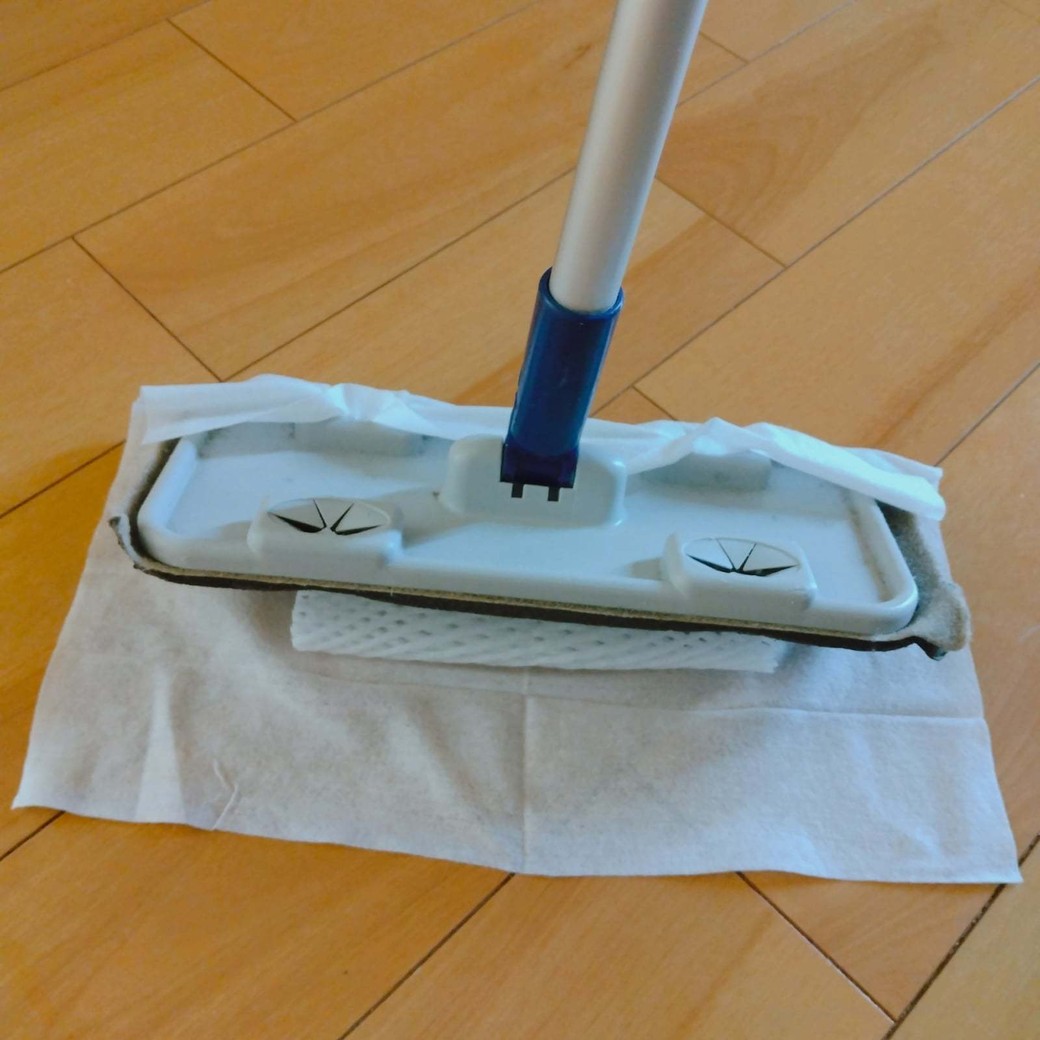 フルーツキャップを挟んで掃除シートをセットしたワイパー