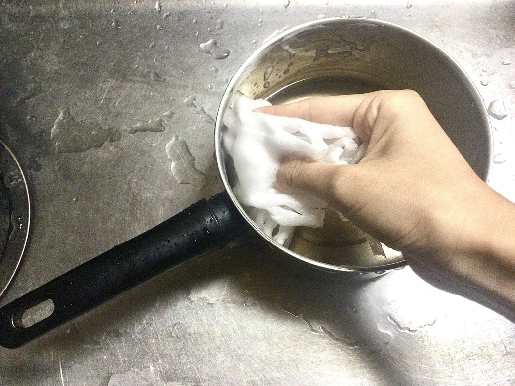 フルーツキャップで鍋を洗う様子