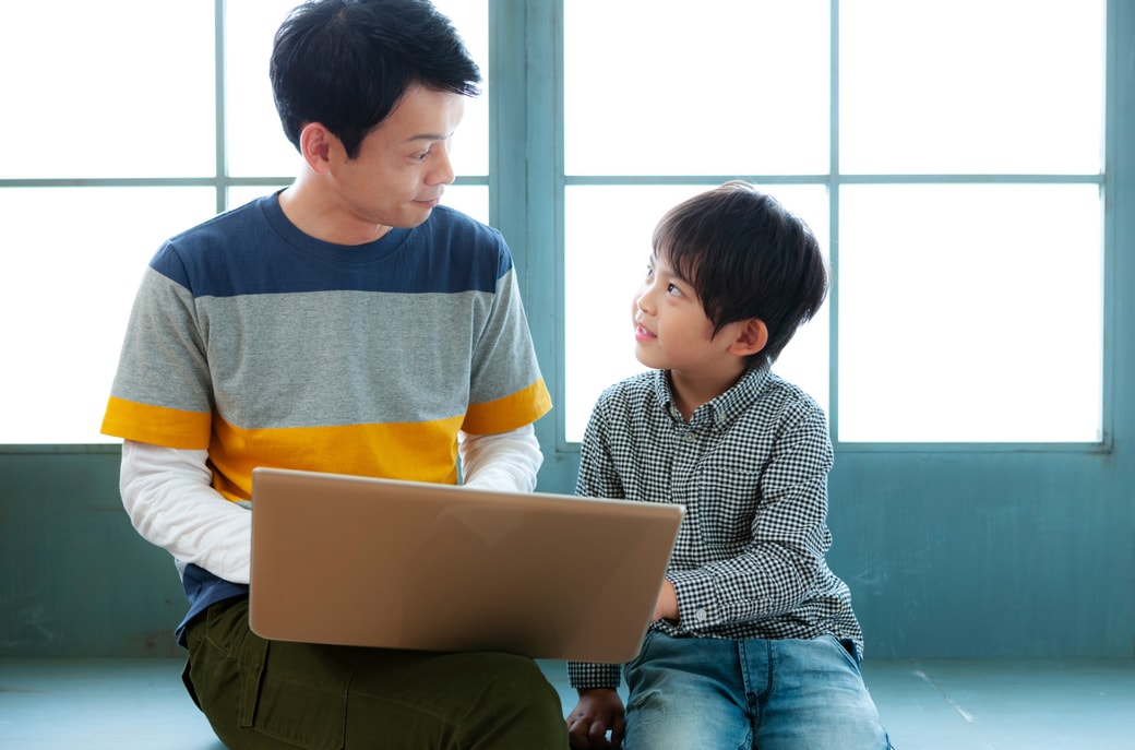 会話する親子