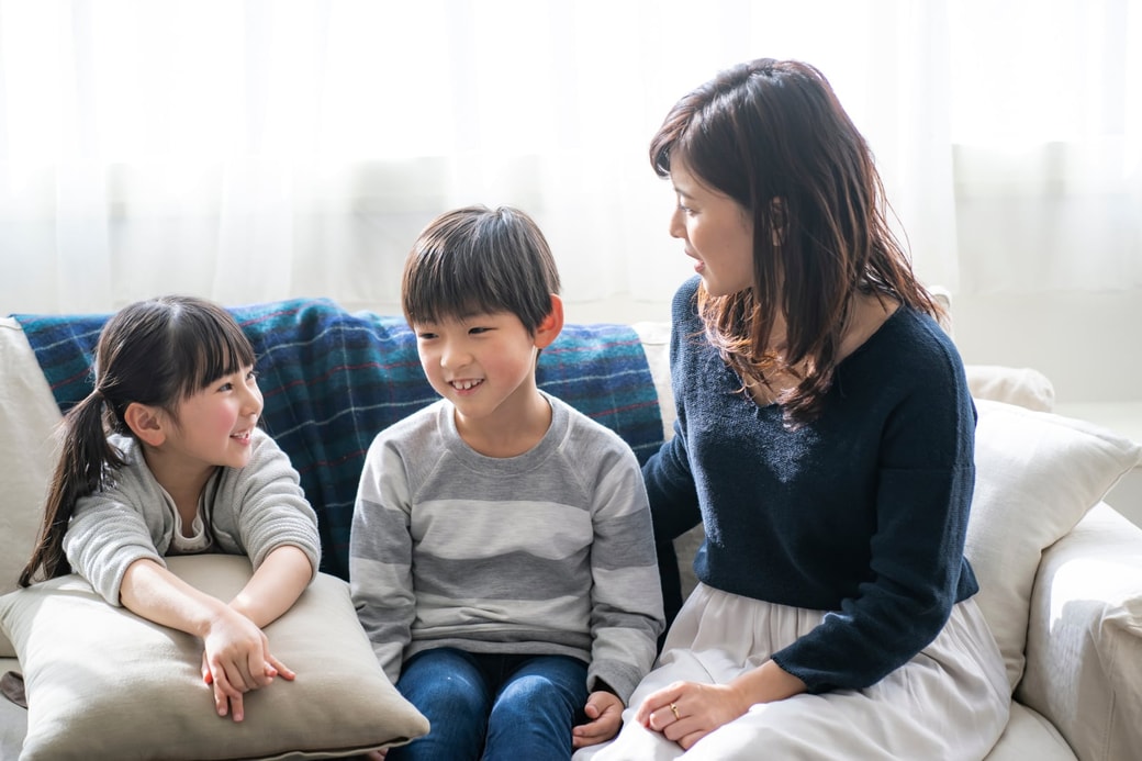 会話する親子