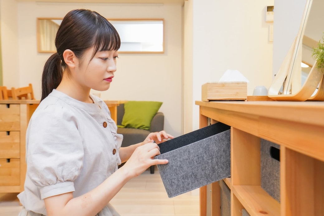 整理する女性