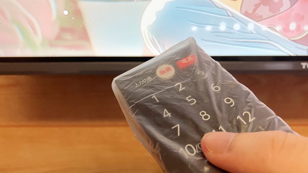 リモコンでテレビ画面を操作している様子