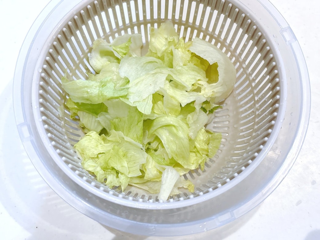 手順1．レタスをちぎってよく洗う