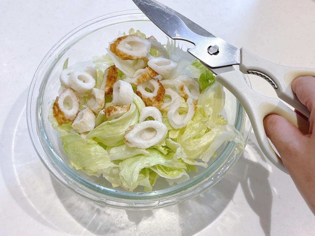 ちくわはキッチンバサミで薄切りにする