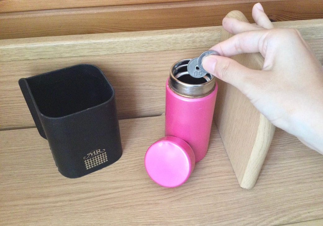 水筒を貯金箱として使う