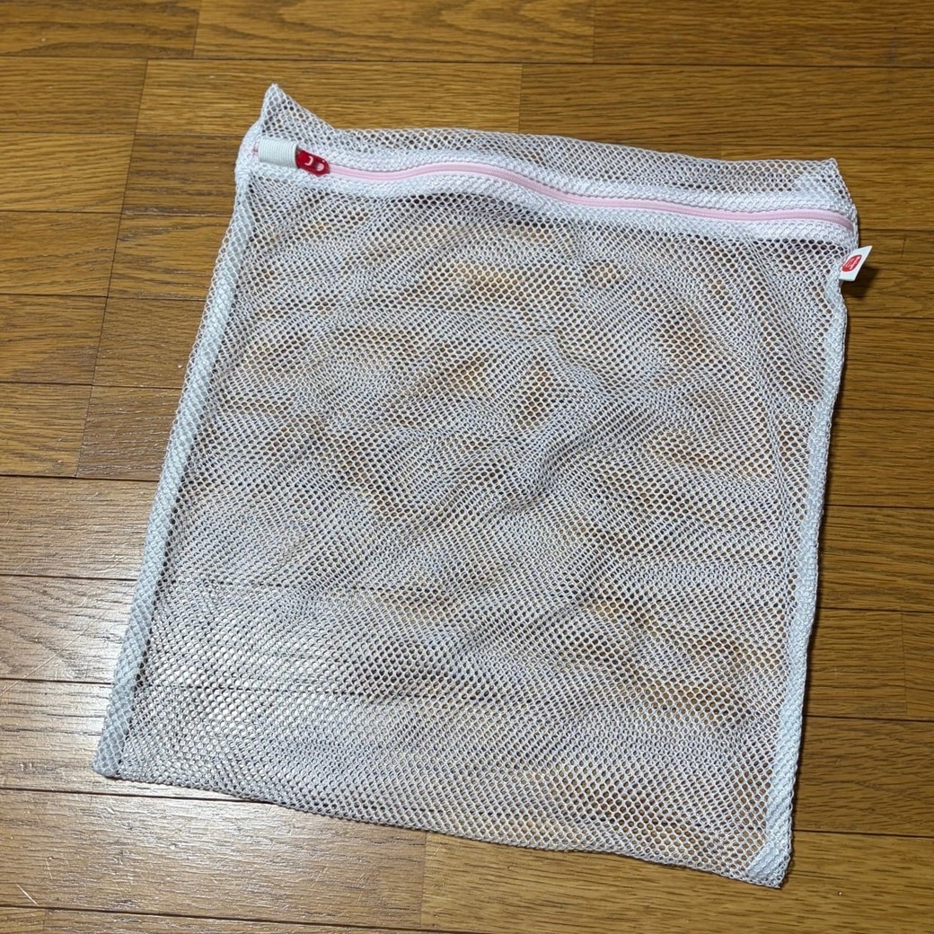 洗濯ネットにおもちゃを入れているところ