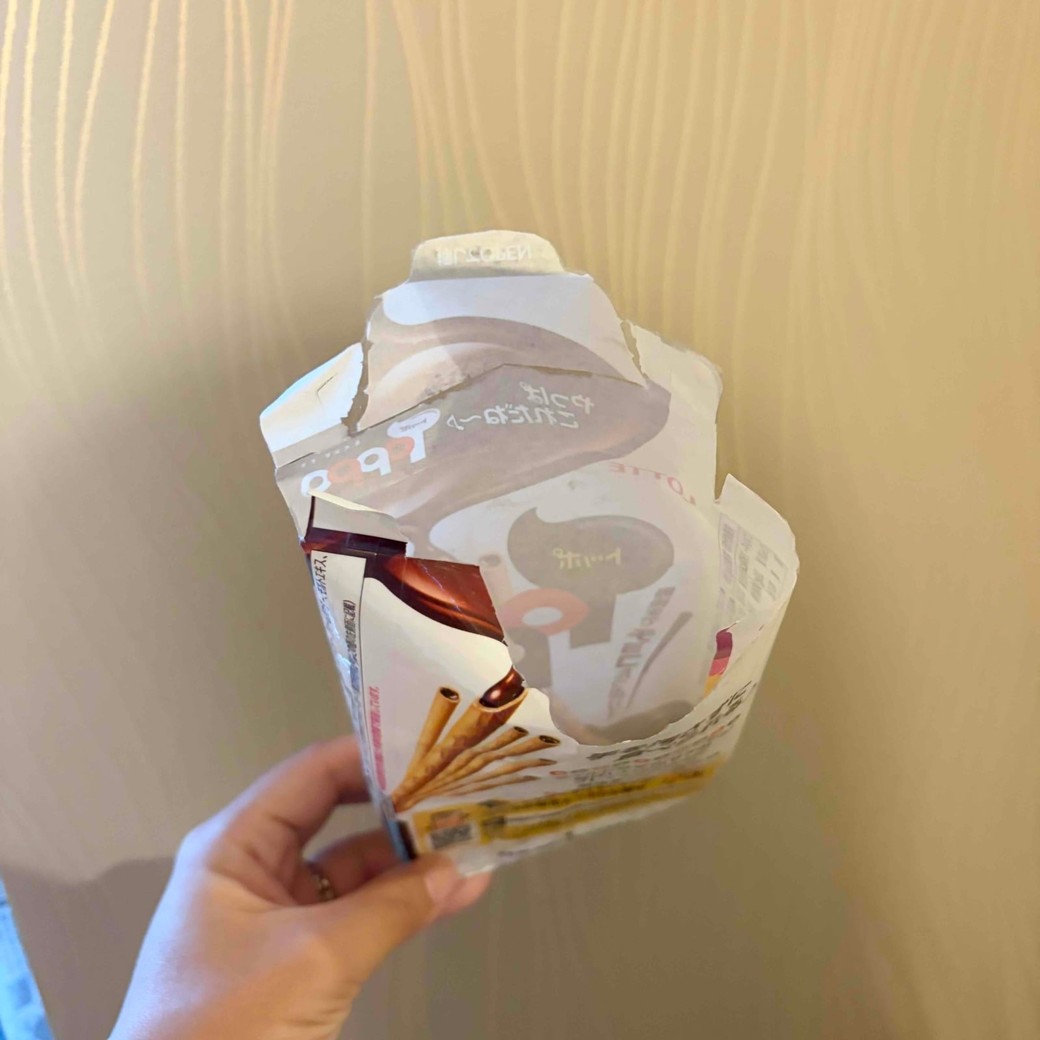 箱を組み立てているところ