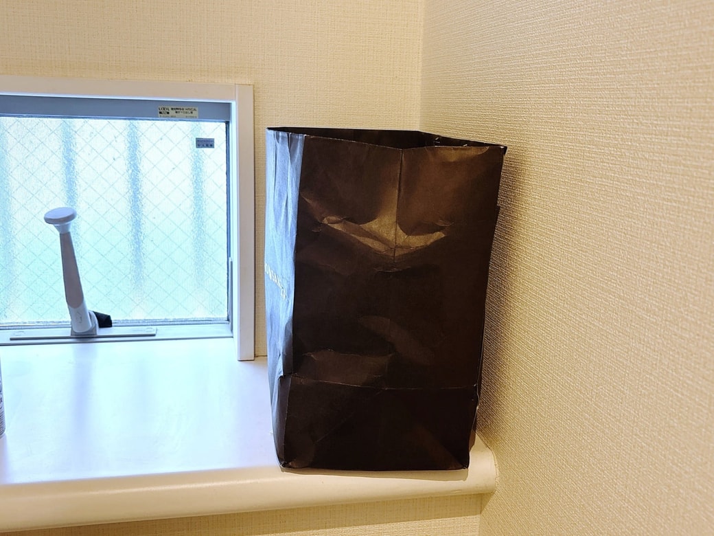 棚に隠さず、紙袋に入れて置きっぱなしにしている