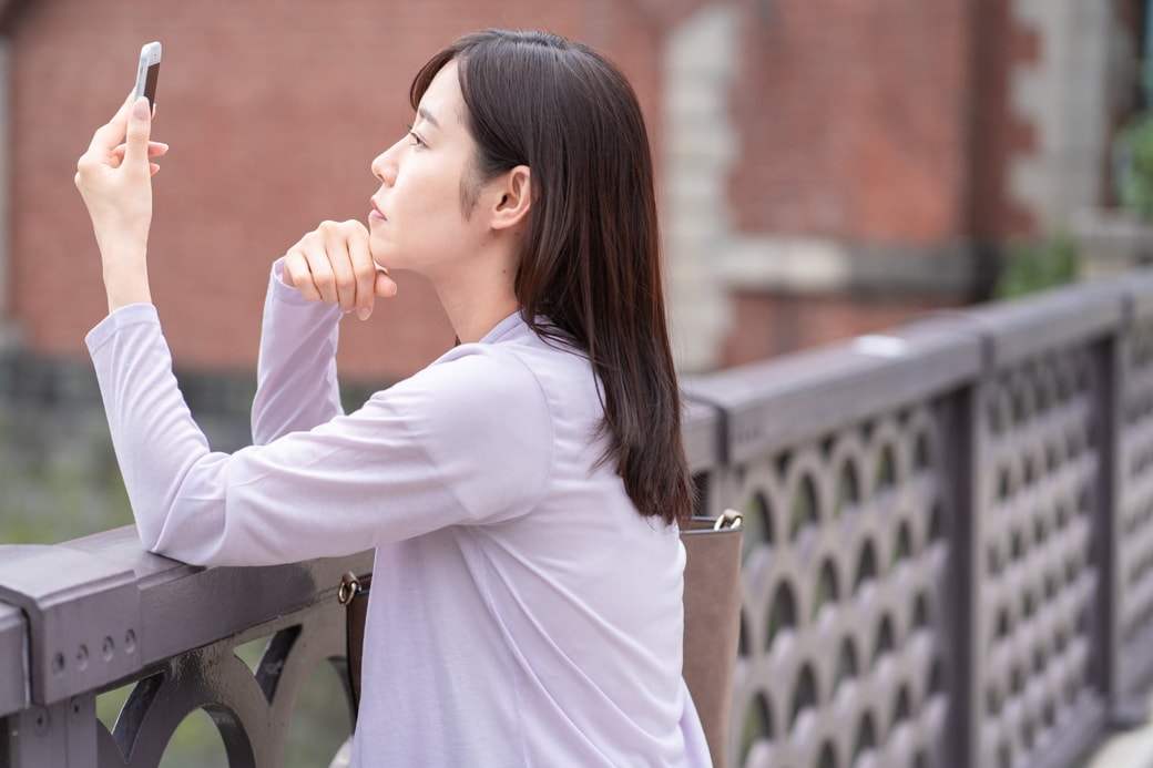 悩む女性