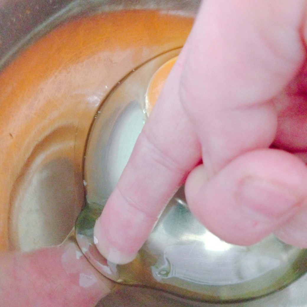 卵の殻が入ったボウル