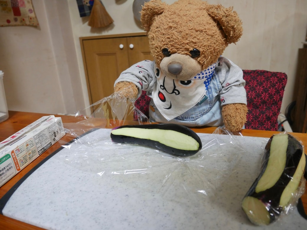 茄子をラップで包む