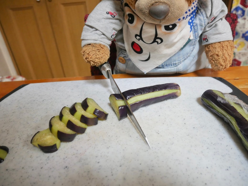 茄子を輪切りにする
