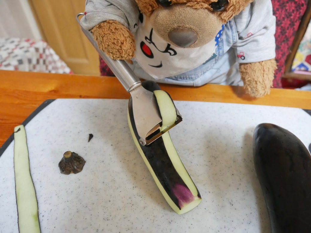 茄子の皮を縞々にむく