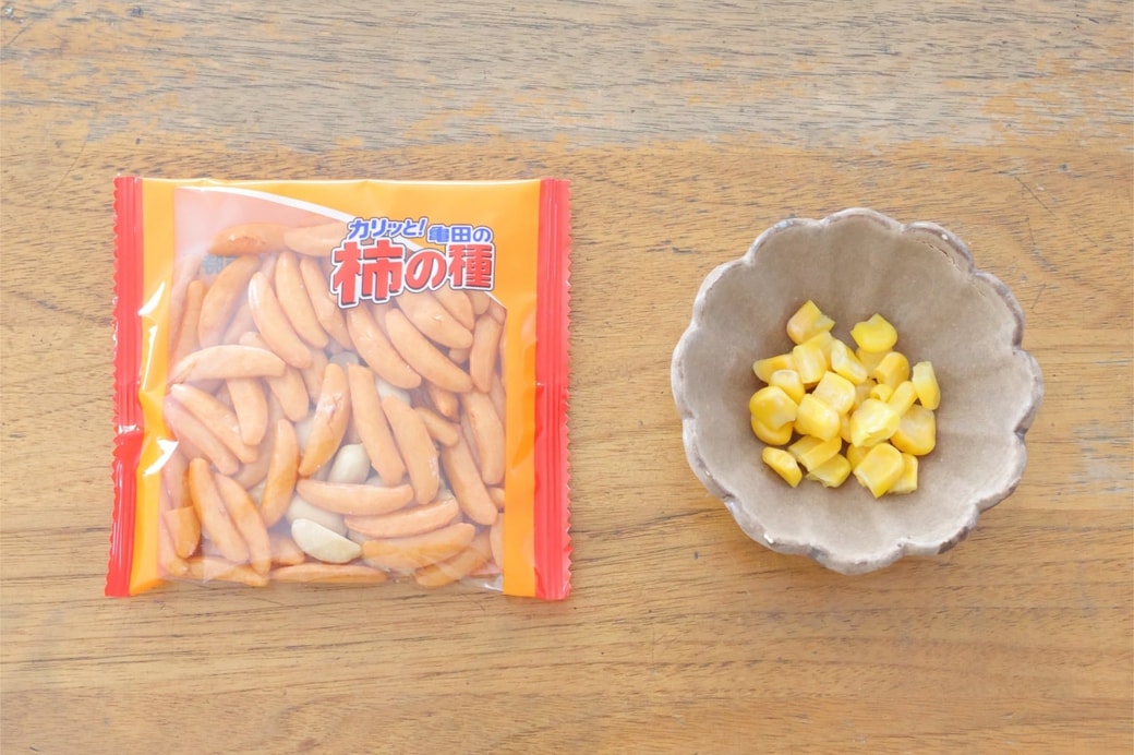「柿の種とコーンのおにぎり」