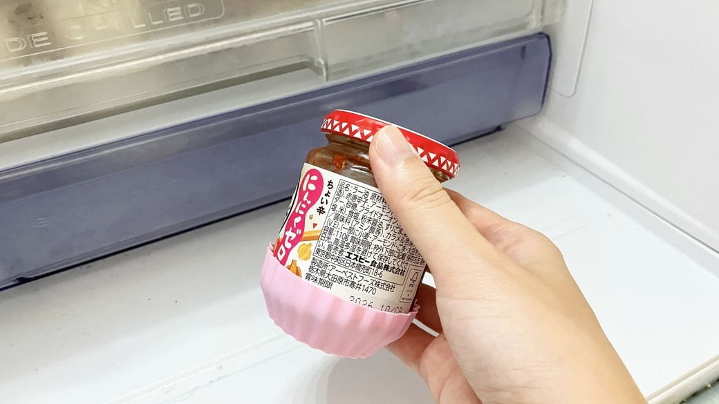 液だれ対策:シリコン製のおかずカップを調味料の底にしいた様子