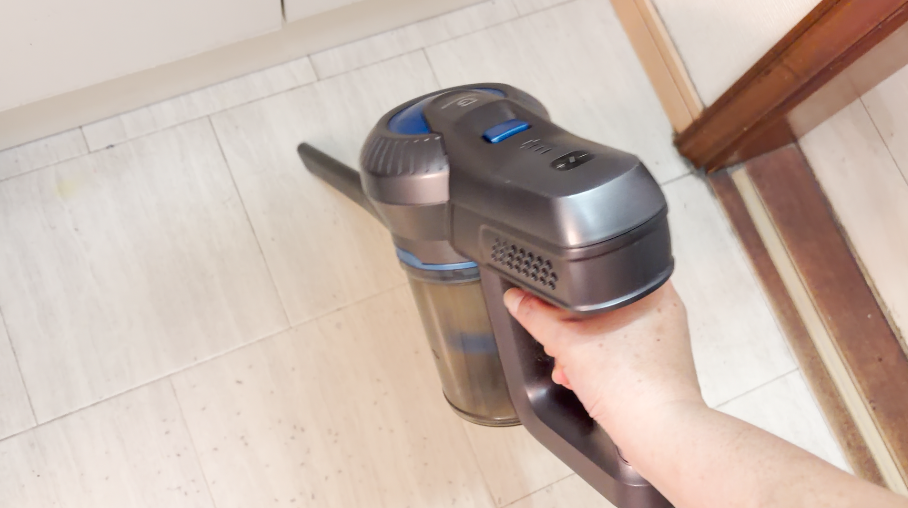 掃除機をかける