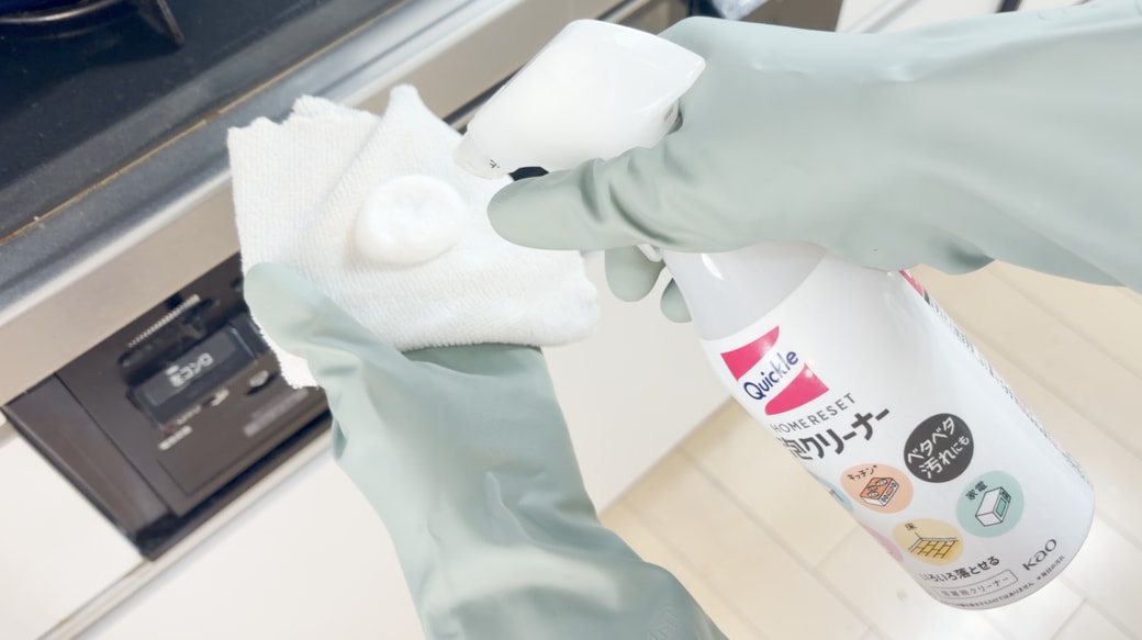 洗剤をクロスに吹きかける
