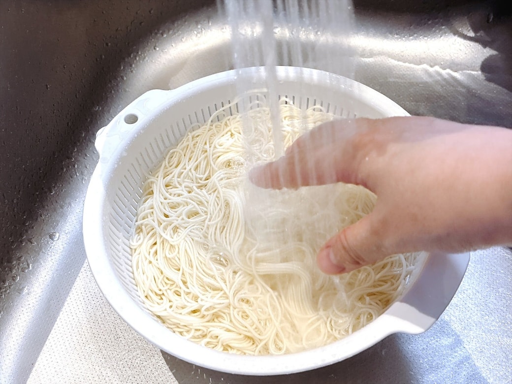 NGその1.そうめんが熱いうちにもみ洗いする