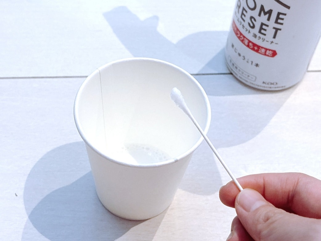 手順2.フローリングのすき間を綿棒でなぞる