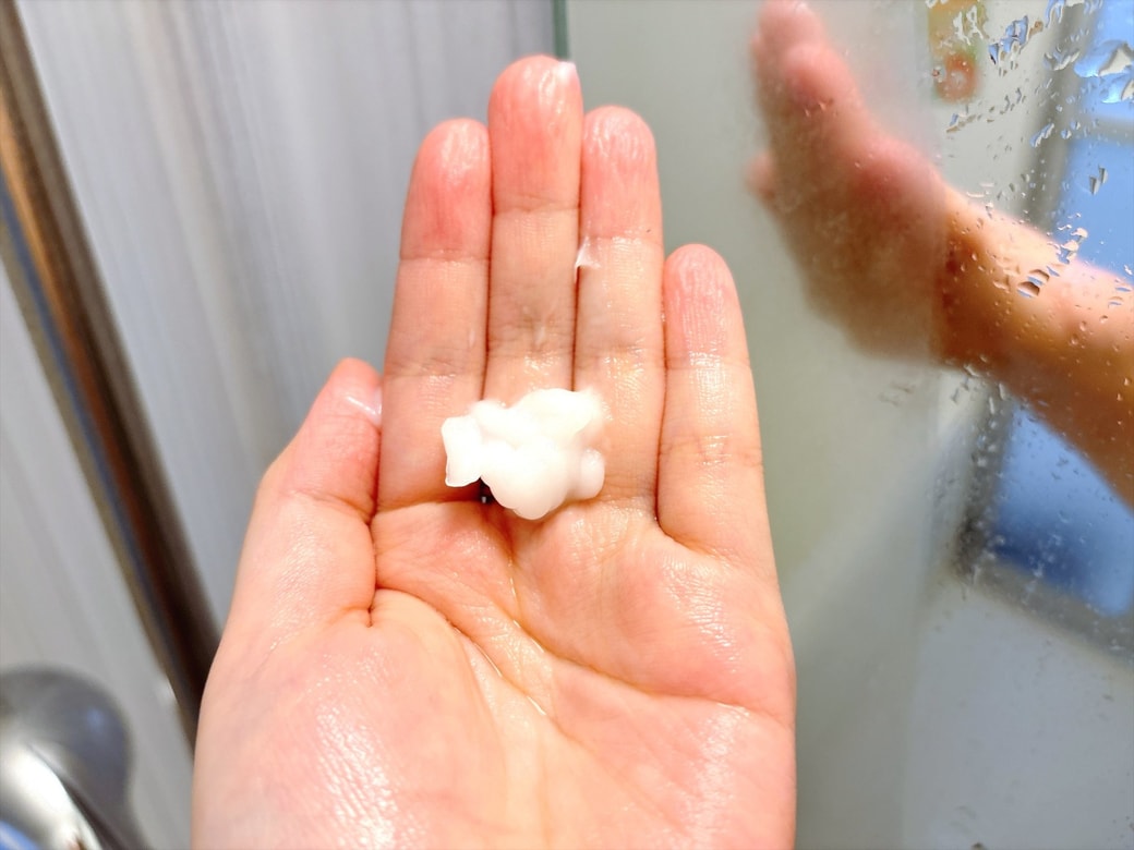 手順1.シャンプーを少量手につけて、泡立てます