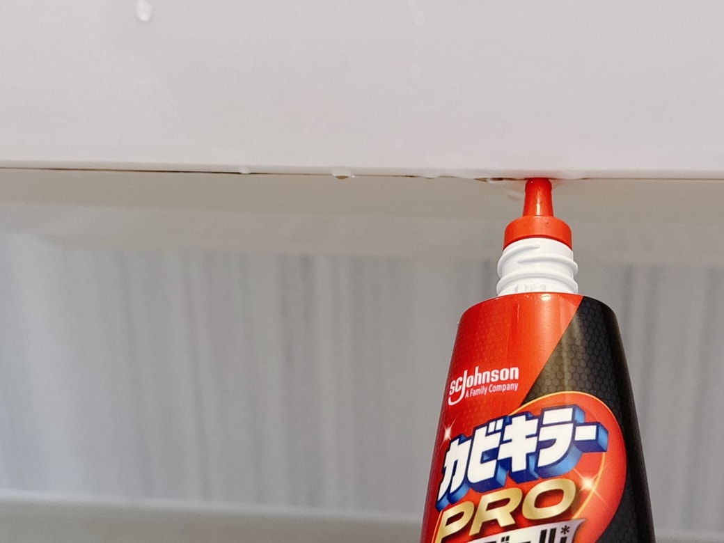 順1.カウンターの溝に「カビキラーPRO最強ジェル」を塗布する