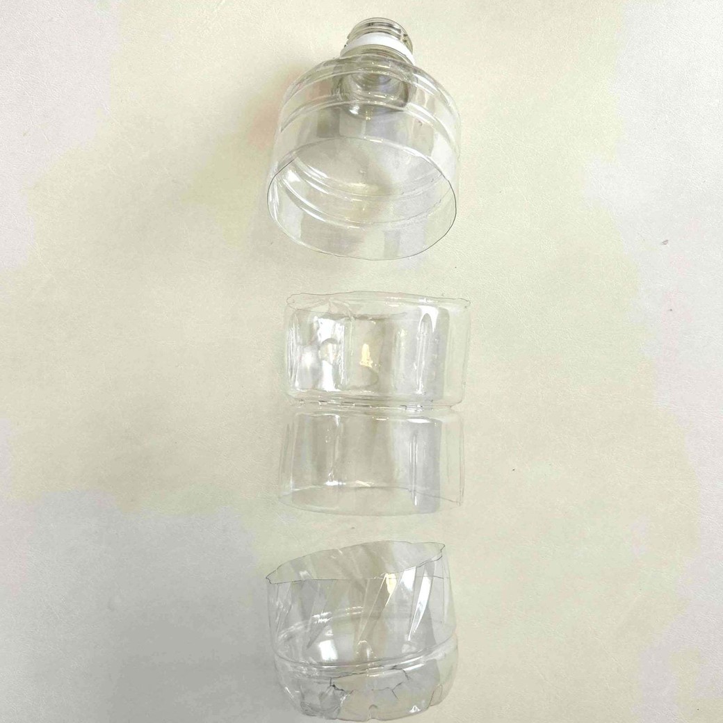 ペットボトルを３つに切り分けたところ