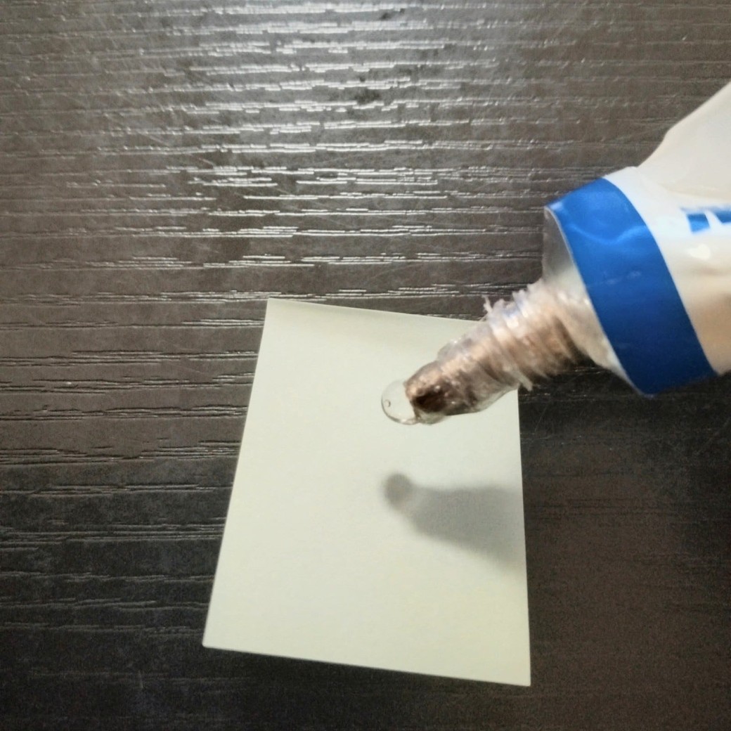 ガムボトルに入っている捨て紙とボンド