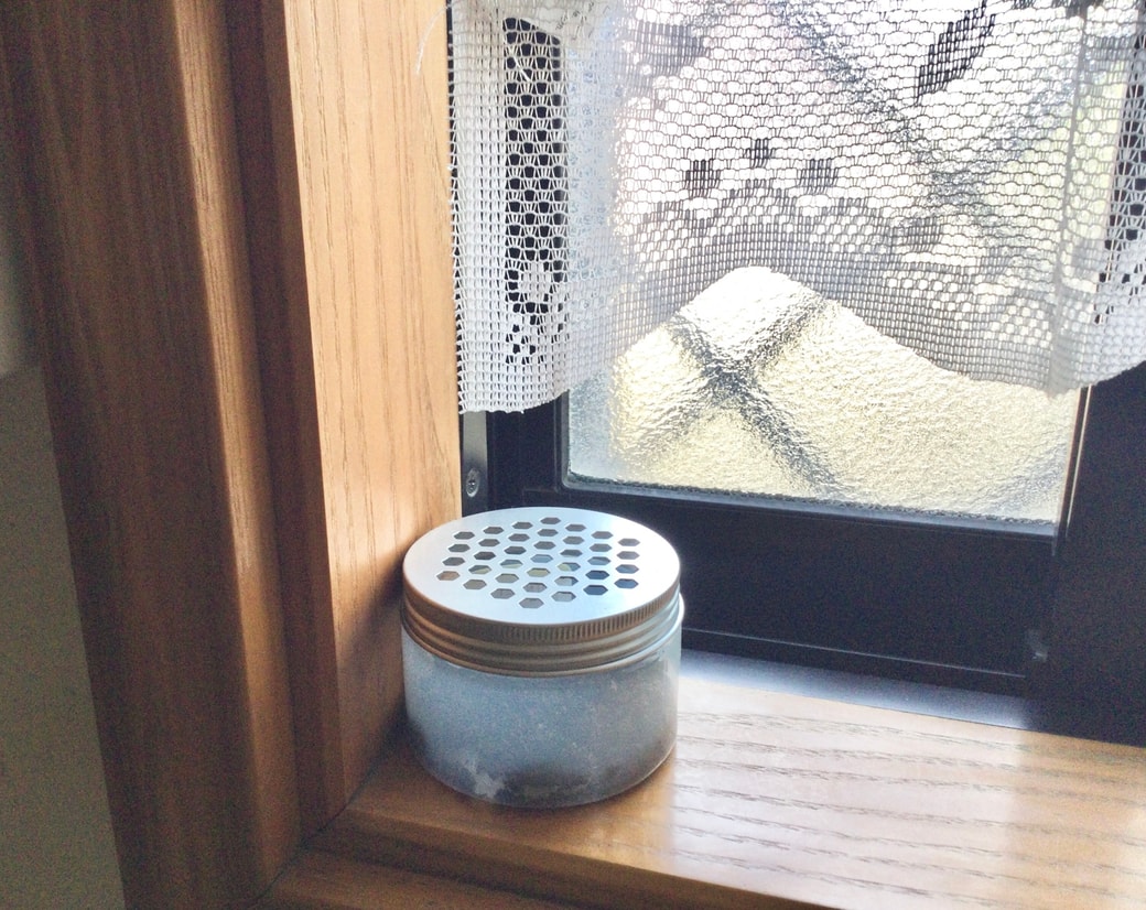 消臭ビーズの空き容器にコーヒーかすをいれる