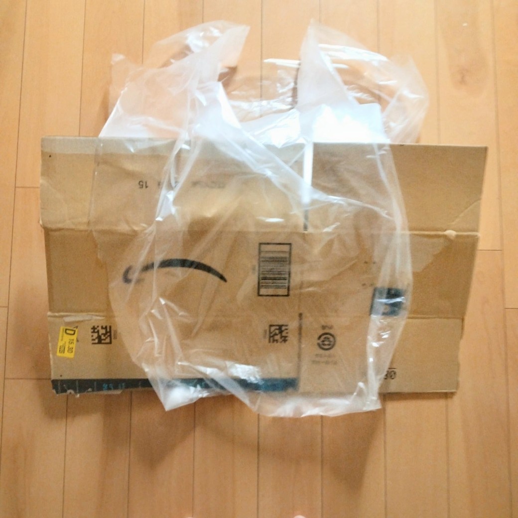 ビニール袋で包んだ段ボール
