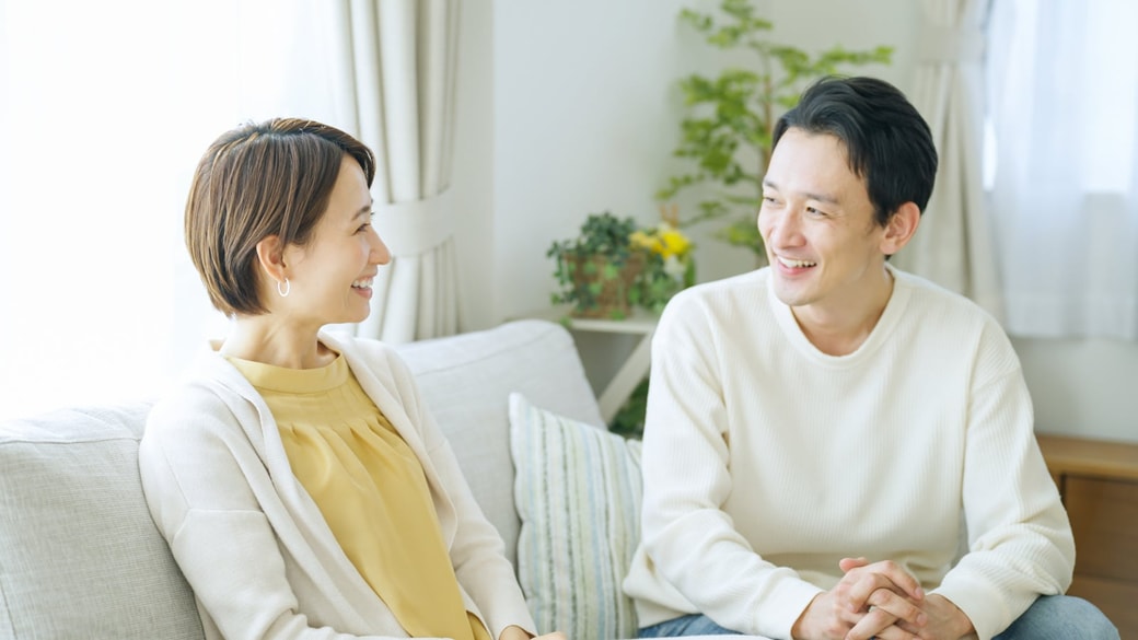 会話する夫婦