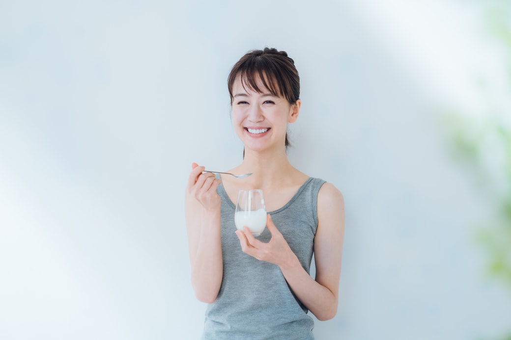 ヨーグルトを食べる女性