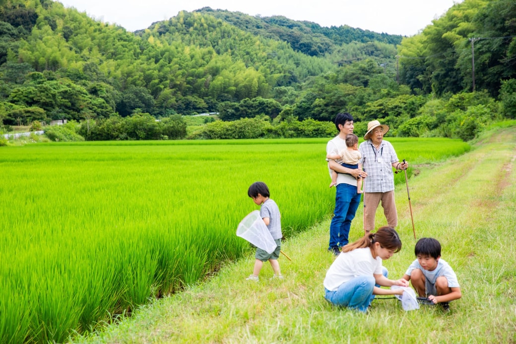 田舎で過ごす三世代の家族