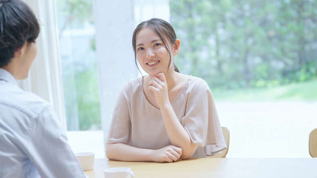 笑顔で会話する夫婦